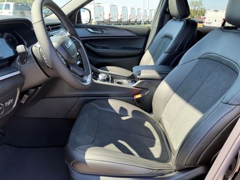 New 2025 Jeep Grand Cherokee Altitude image 9