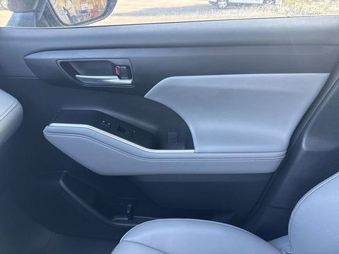 Used 2023 Toyota Highlander XLE image 24