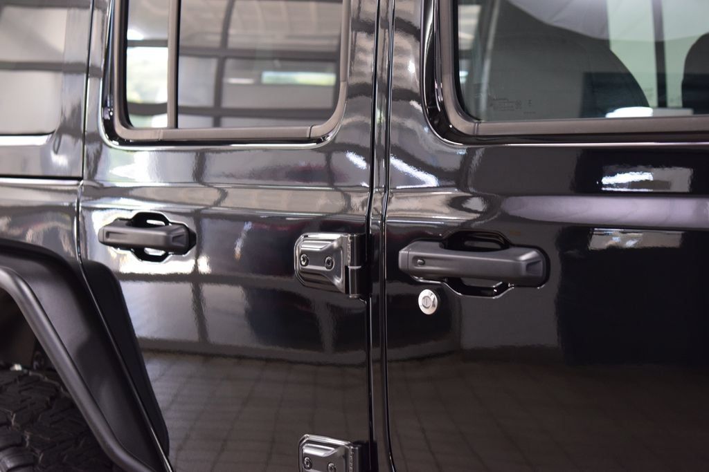 Used 2025 Jeep Wrangler Unlimited Sahara AWD/4WD image 16
