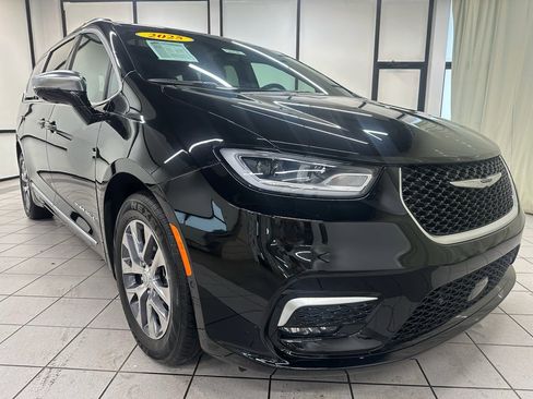 Used 2025 Chrysler Pacifica Pinnacle image 2