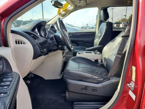 Used 2013 Chrysler Town & Country Touring FWD image 21