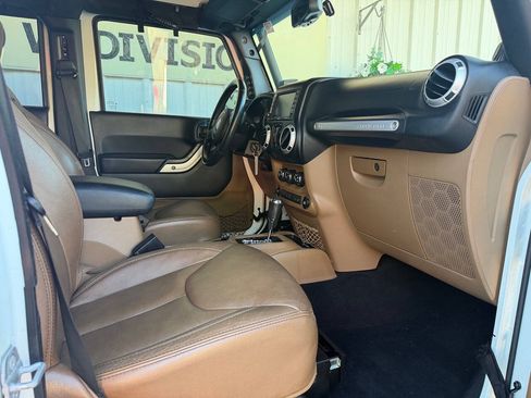 Used 2014 Jeep Wrangler Unlimited Rubicon w/ Connectivity Group AWD/4WD image 13