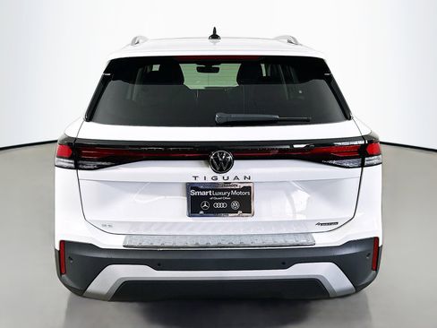 New 2025 Volkswagen Tiguan SE image 6