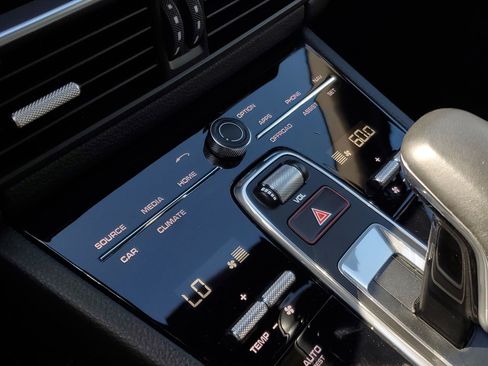 Used 2022 Porsche Cayenne image 30