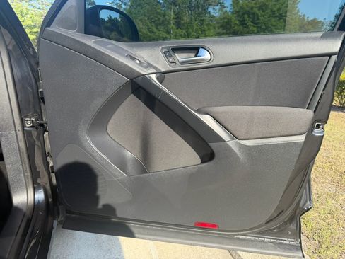 Used 2017 Volkswagen Tiguan Limited w/ Premium Package image 32