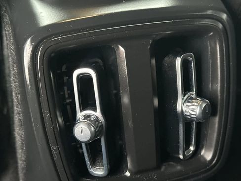 Used 2023 Volvo XC40 B4 Core w/ Convenience Package image 15