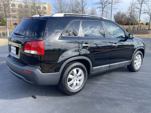 Used 2013 Kia Sorento LX image 9