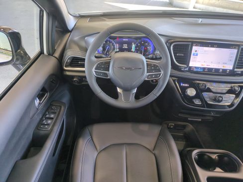 New 2026 Chrysler Pacifica Select image 17