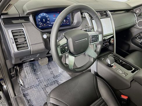 Used 2024 Land Rover Discovery S image 9