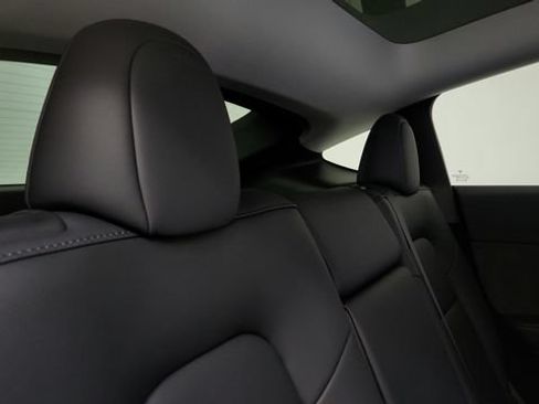 Used 2025 Tesla Model Y Long Range RWD image 54