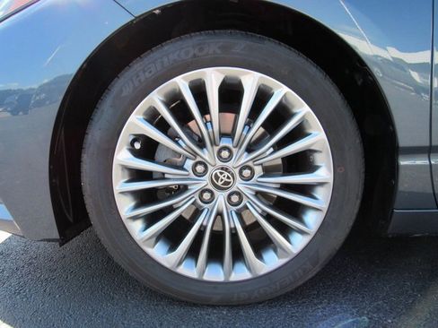 Used 2022 Toyota Avalon Limited image 9