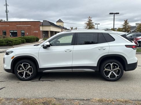 Used 2025 Volkswagen Tiguan SE image 3