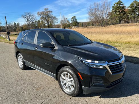 Used 2022 Chevrolet Equinox LS w/ LS Convenience Package image 2