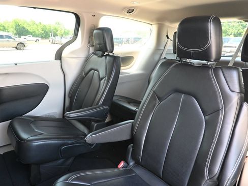 Used 2023 Chrysler Pacifica Touring-L FWD image 24