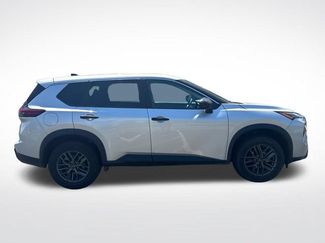 Used 2024 Nissan Rogue S FWD video 2