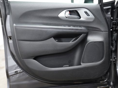 Used 2023 Chrysler Pacifica Touring-L w/ Uconnect Theater Family Group image 19