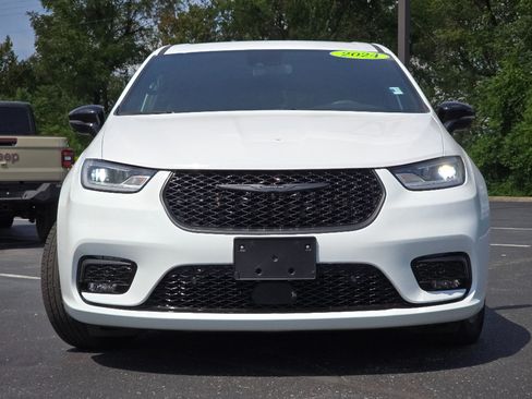 Used 2024 Chrysler Pacifica Limited FWD image 5