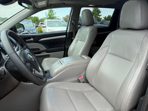 Used 2017 Toyota Highlander XLE AWD/4WD image 10