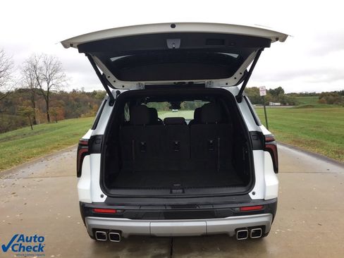 Used 2025 Chevrolet Traverse LT image 5