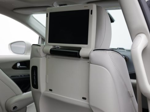 Used 2021 Chrysler Pacifica Limited w/ Uconnect Theater Family Group FWD image 41