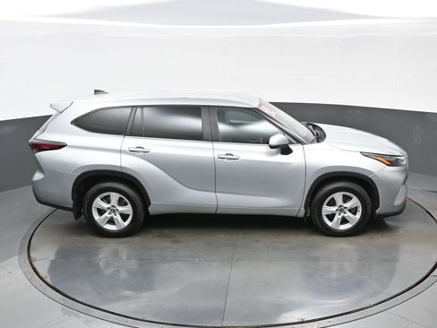 Used 2024 Toyota Highlander LE AWD/4WD image 41