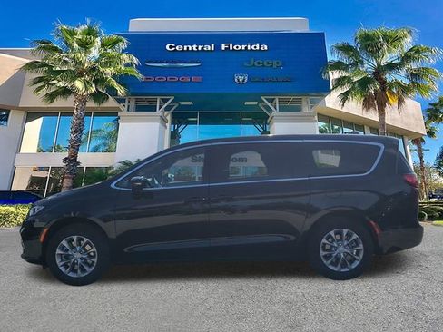 New 2026 Chrysler Pacifica Limited w/ Uconnect Theater Family Group image 8