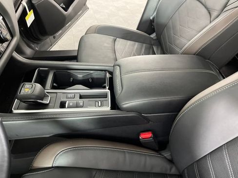 Certified 2025 Nissan Pathfinder Platinum FWD image 29