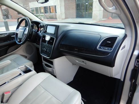 Used 2013 Chrysler Town & Country Touring FWD image 19
