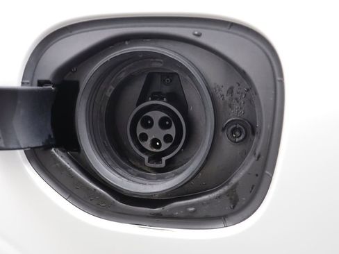 Used 2022 Volvo XC60 T8 R-Design w/ Advanced Package image 4