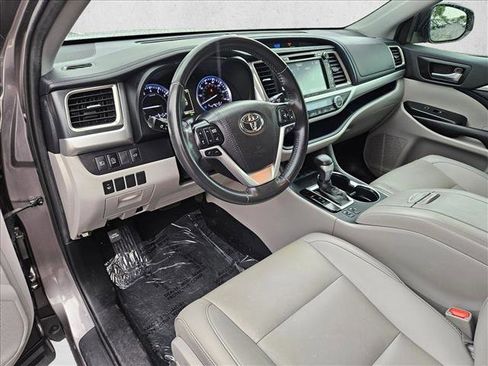 Used 2019 Toyota Highlander XLE image 10