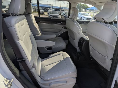 Used 2022 Jeep Grand Cherokee L Overland w/ Luxury Tech Group IV RWD image 32