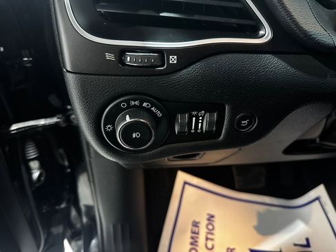 Used 2019 Jeep Cherokee Trailhawk w/ Comfort/Convenience Group AWD/4WD image 39