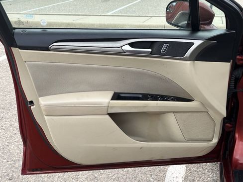 Used 2014 Ford Fusion SE FWD image 19