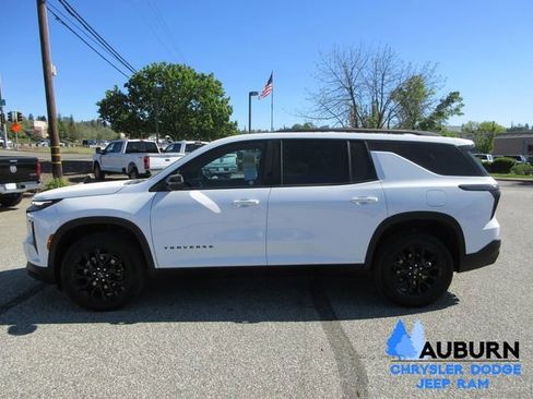 Used 2025 Chevrolet Traverse LT w/ Midnight/Sport Edition image 8