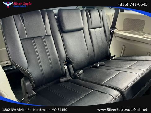 Used 2015 Chrysler Town & Country Touring FWD image 10