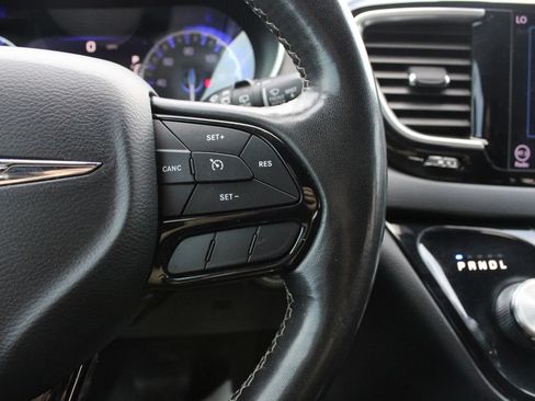 Used 2019 Chrysler Pacifica Touring-L Plus w/ S Appearance Package FWD image 12