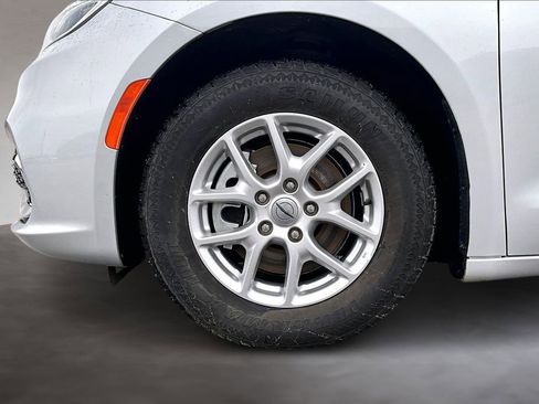 Used 2024 Chrysler Pacifica Touring-L image 34