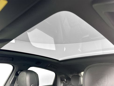 Certified 2025 Porsche Cayenne Coupe image 37