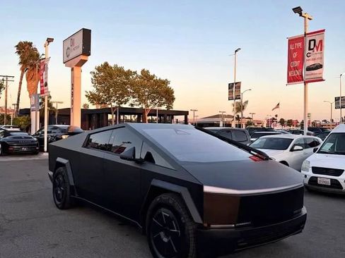 Used 2025 Tesla Cybertruck AWD Crew Cab image 2