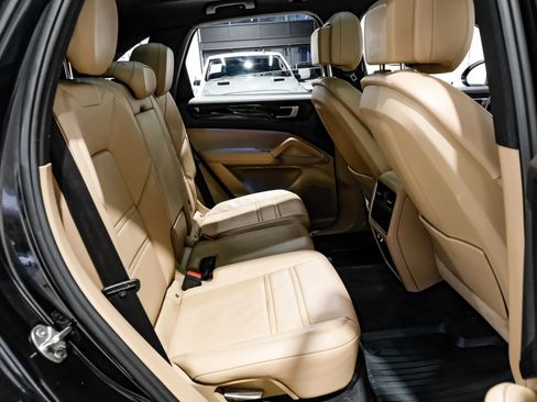 Used 2019 Porsche Cayenne Sport Utility 4D image 41