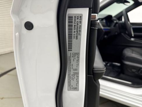 Used 2023 Jeep Grand Cherokee Overland AWD/4WD image 19