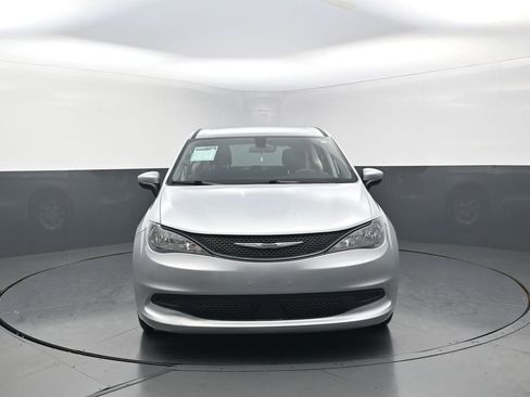 Used 2022 Chrysler Voyager LX FWD image 4