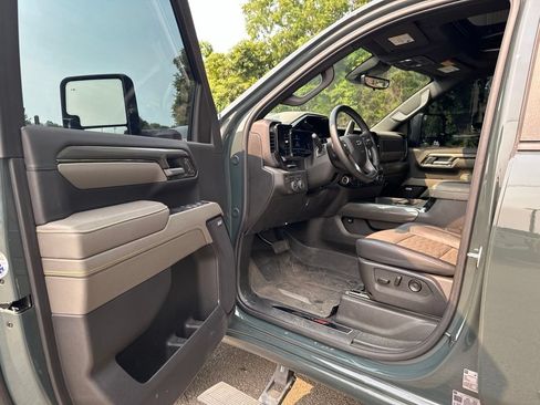Used 2025 Chevrolet Silverado 2500 ZR2 w/ Technology Package AWD/4WD image 22