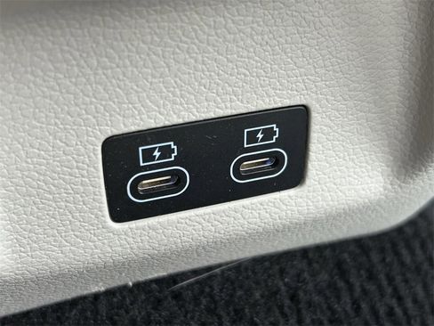 Used 2025 Genesis G70 2.5T image 21