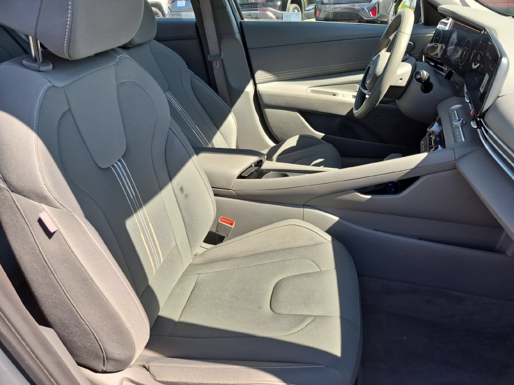 Used 2025 Hyundai Elantra SEL FWD image 31