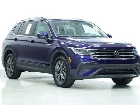 Certified 2024 Volkswagen Tiguan SE w/ Panoramic Sunroof Package FWD image 3