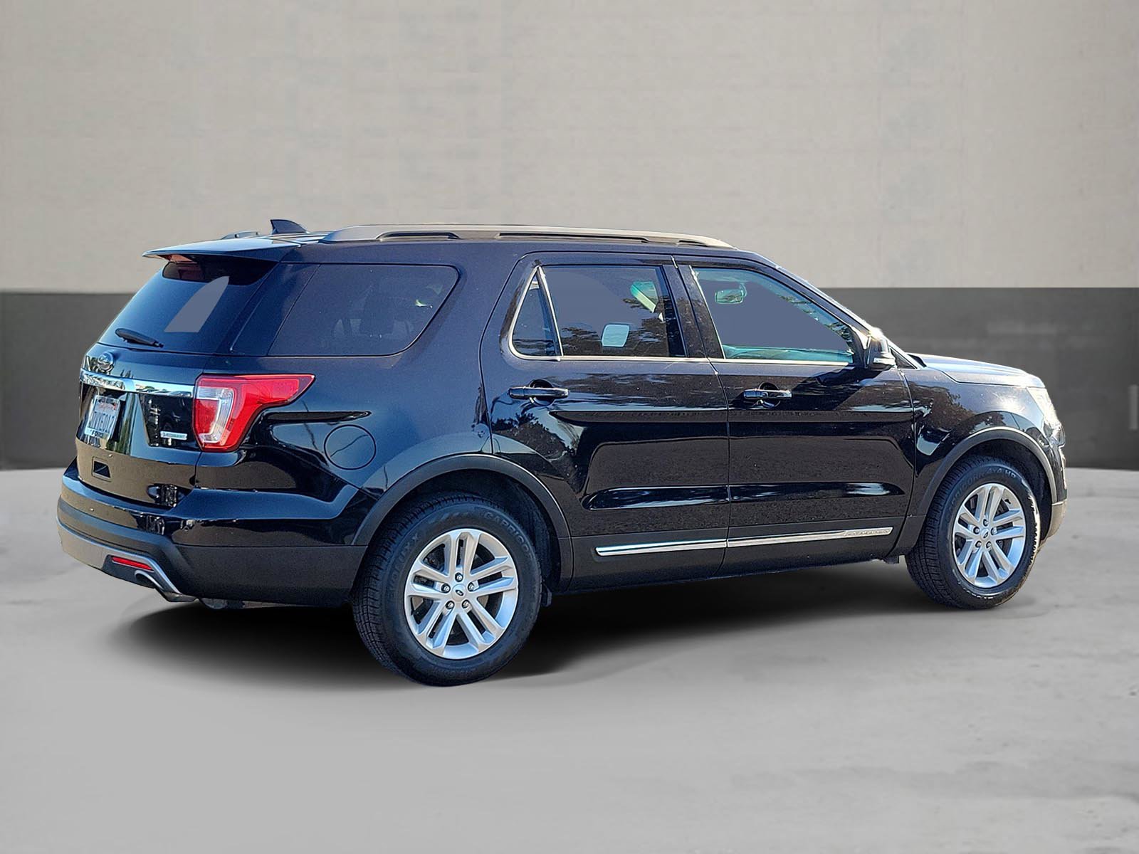Used 2017 Ford Explorer XLT w/ Equipment Group 202A FWD image 2