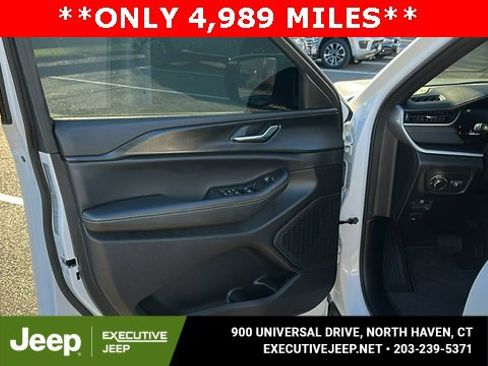 Used 2025 Jeep Grand Cherokee Altitude image 8