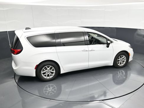 Used 2024 Chrysler Pacifica Touring-L FWD image 43