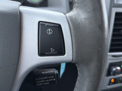 Used 2009 Chrysler Town & Country Limited w/ Entertainment Group #3 image 24